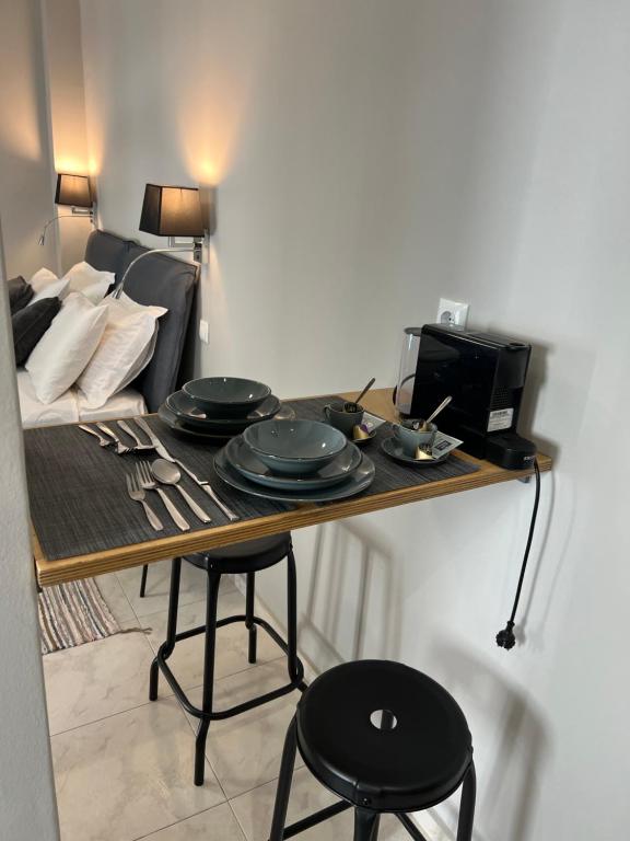 Living near Acropolis by Sylvia Staikou at Nikis str - 6