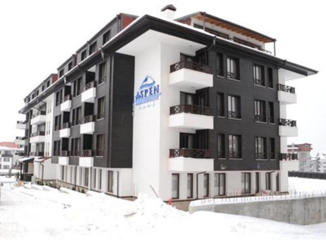 バンスコにあるSki Lift Apartment in Banskoの雪面のアーニア標識のある建物