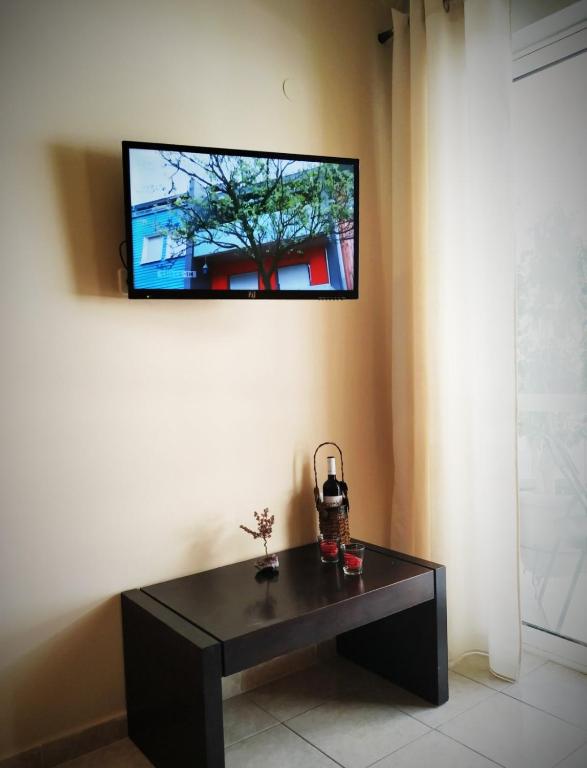 A television and/or entertainment centre at OSCAR STUDIO KALAMATA city centre