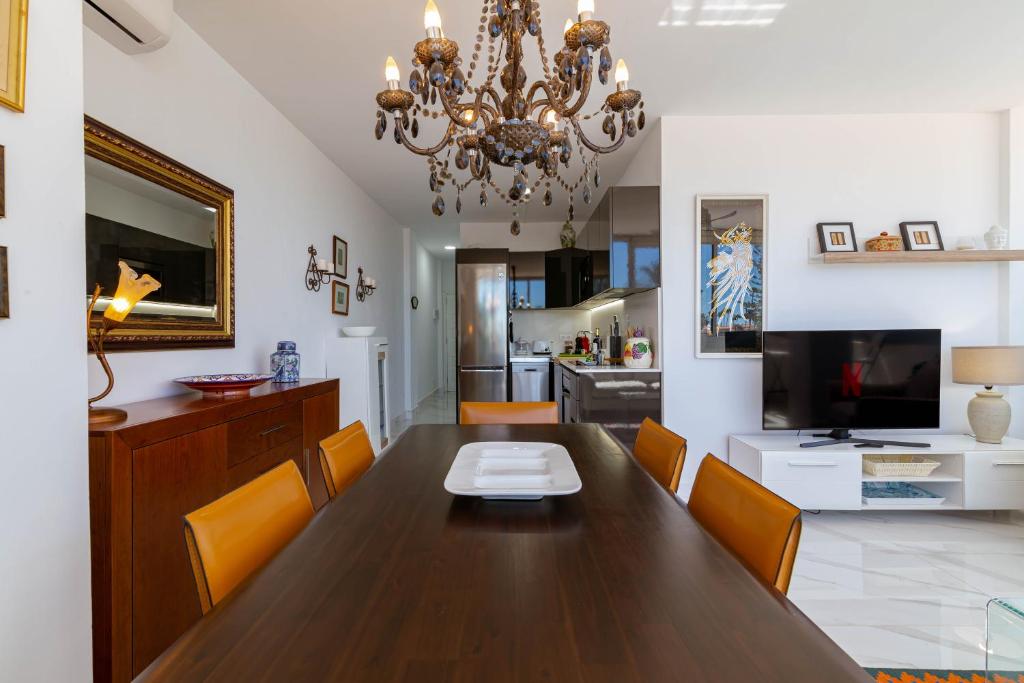 Telewizja i/lub zestaw kina domowego w obiekcie CANARIAN HOLIDAY HOME - Luxury Condo near Yumbo