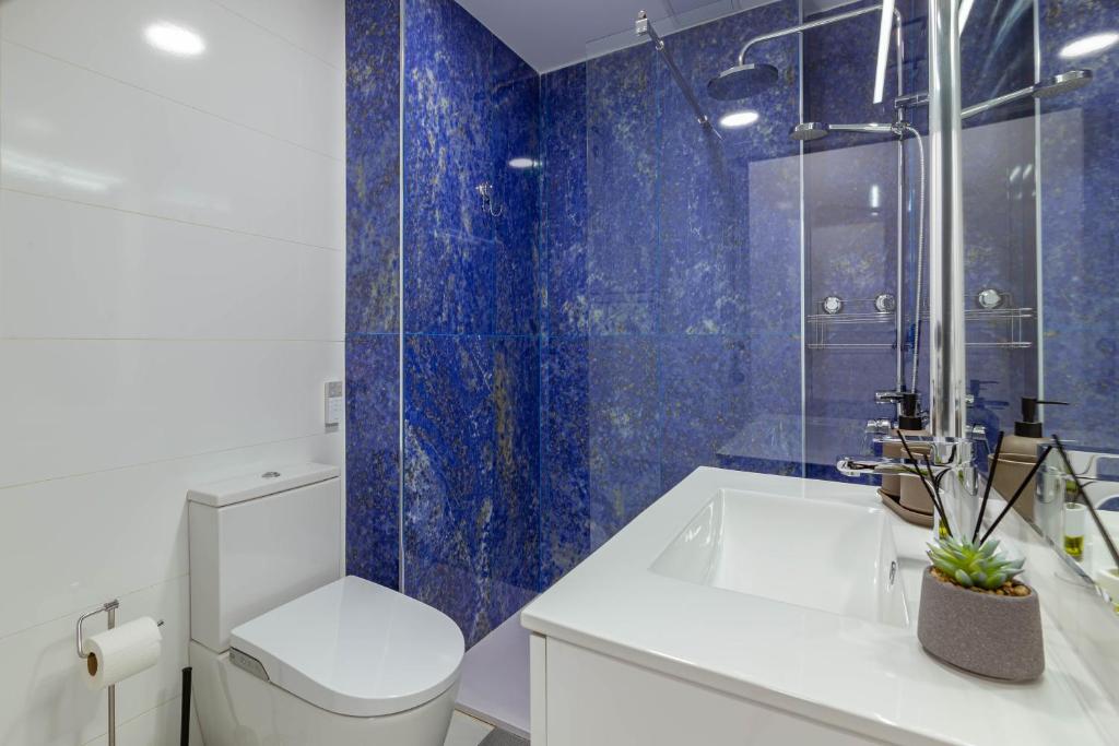 Łazienka w obiekcie CANARIAN HOLIDAY HOME - Luxury Condo near Yumbo