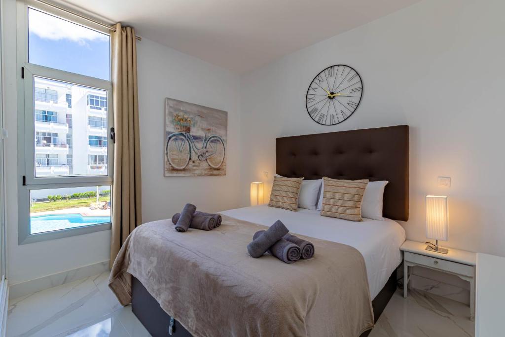 Łóżko lub łóżka w pokoju w obiekcie CANARIAN HOLIDAY HOME - Luxury Condo near Yumbo