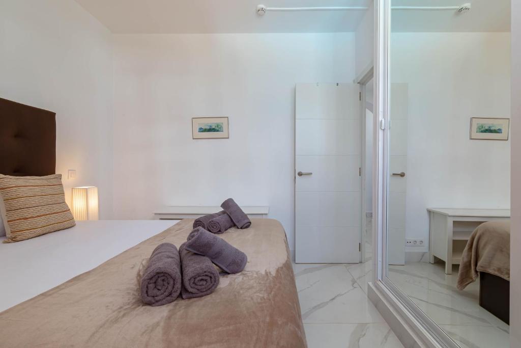 Łóżko lub łóżka w pokoju w obiekcie CANARIAN HOLIDAY HOME - Luxury Condo near Yumbo