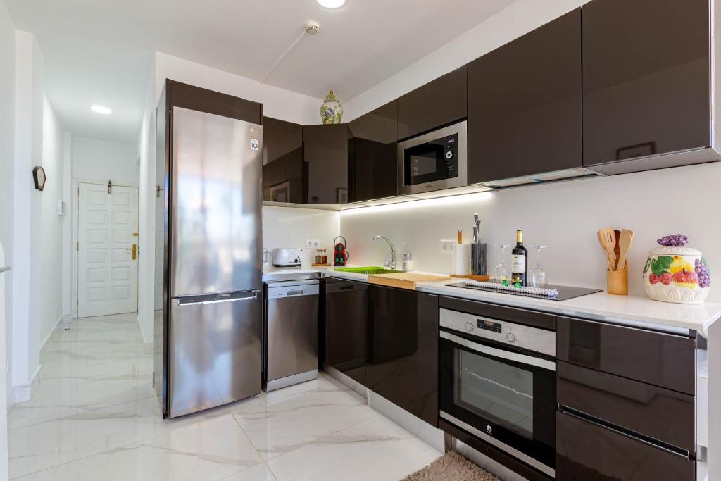 Kuchnia lub aneks kuchenny w obiekcie CANARIAN HOLIDAY HOME - Luxury Condo near Yumbo