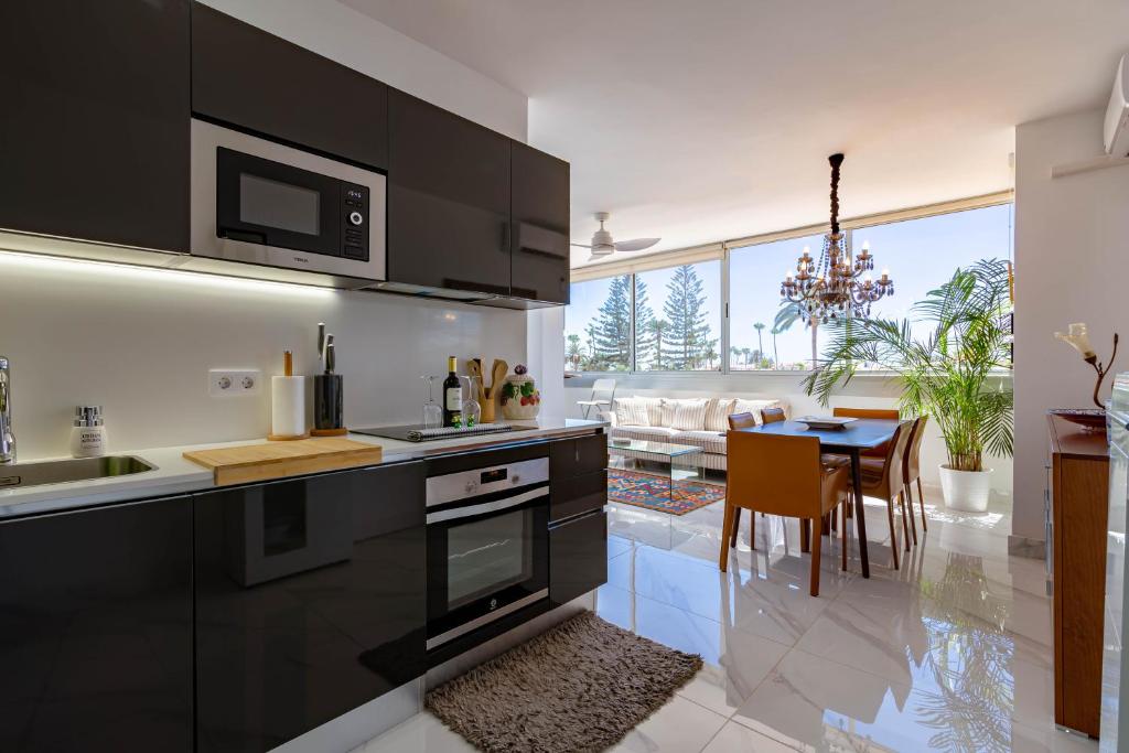 Kuchnia lub aneks kuchenny w obiekcie CANARIAN HOLIDAY HOME - Luxury Condo near Yumbo