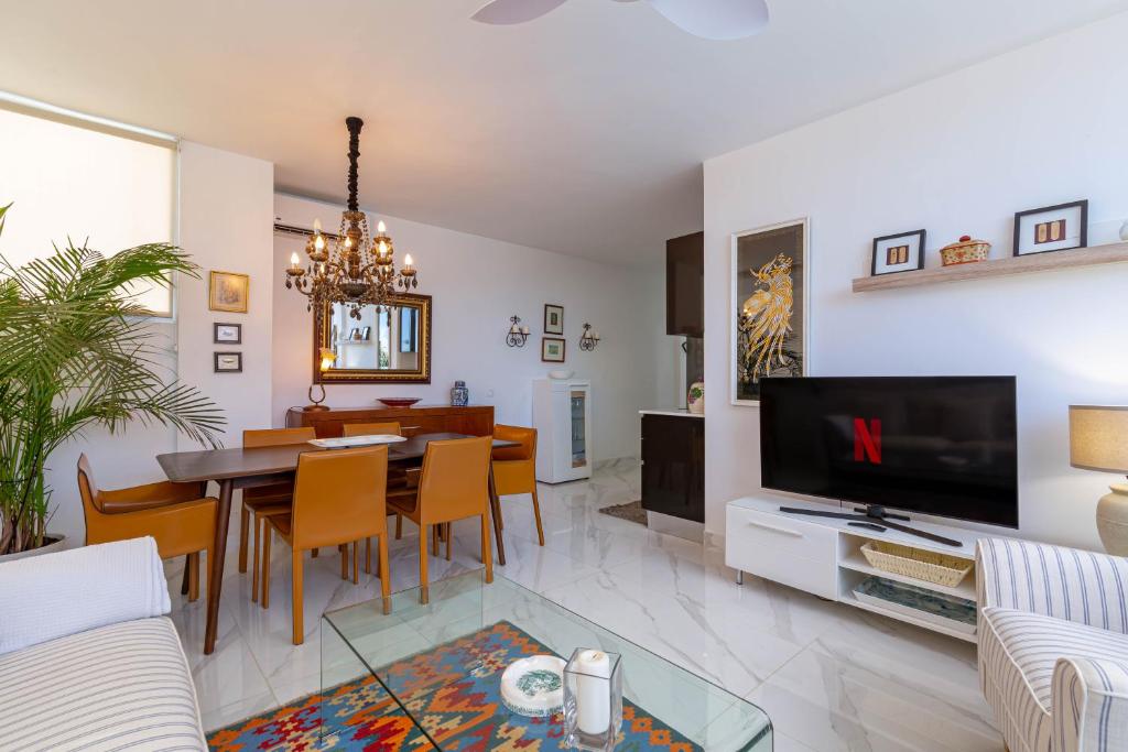 Telewizja i/lub zestaw kina domowego w obiekcie CANARIAN HOLIDAY HOME - Luxury Condo near Yumbo