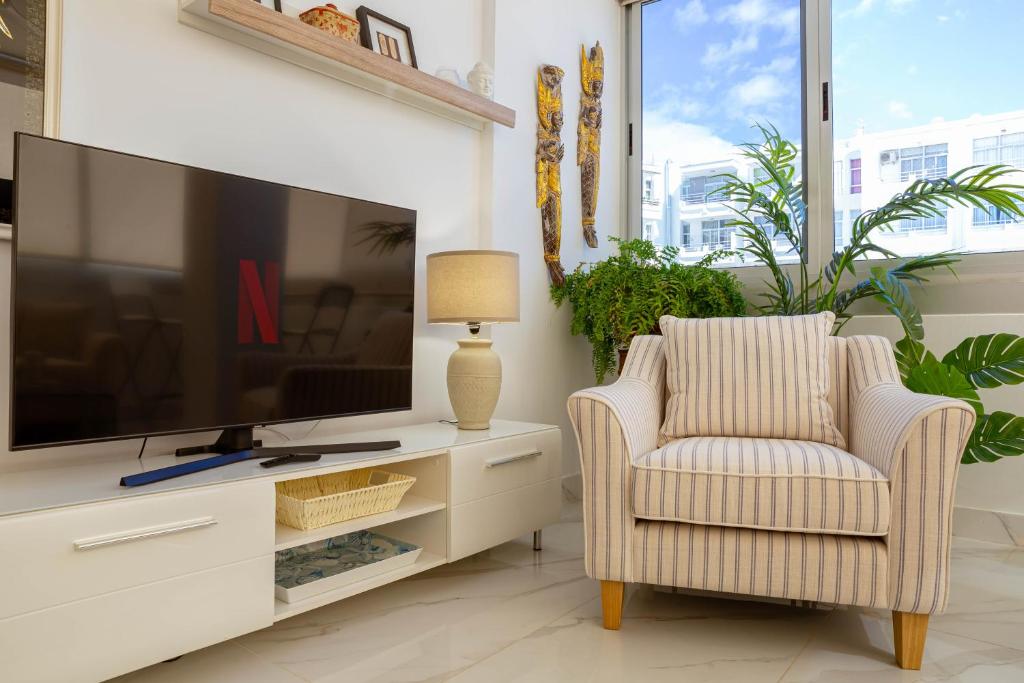 Telewizja i/lub zestaw kina domowego w obiekcie CANARIAN HOLIDAY HOME - Luxury Condo near Yumbo