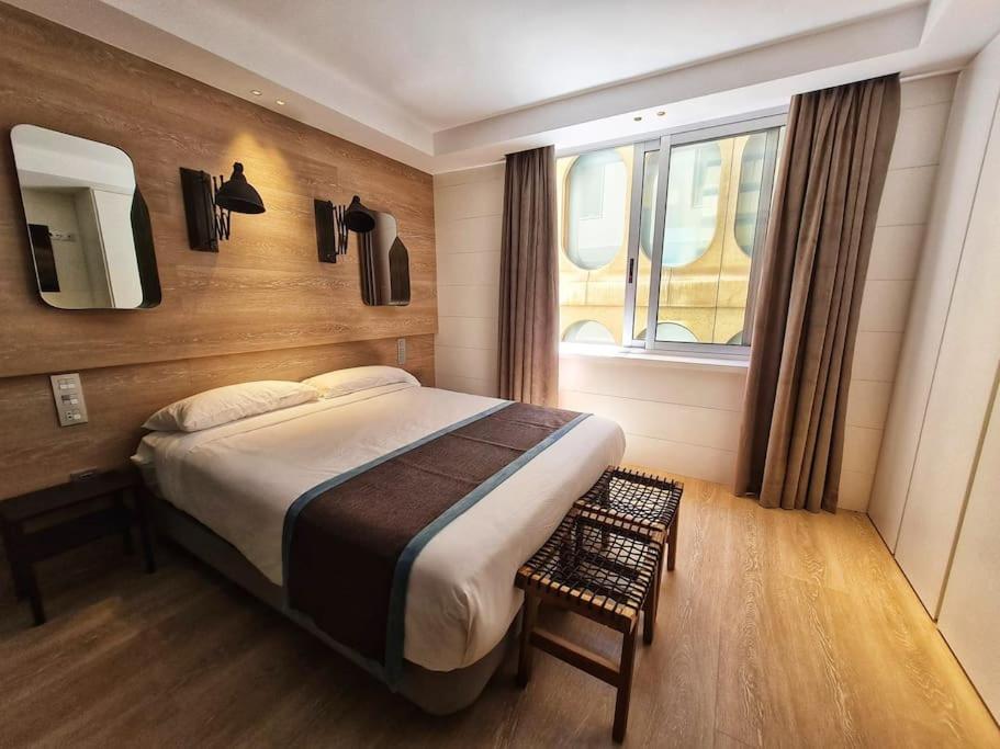 una camera da letto con un letto grande e una finestra di Chayofa Central a Santa Cruz de Tenerife