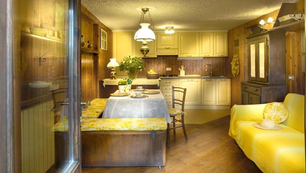 cocina con mesa y comedor en 2 bedrooms chalet with sauna enclosed garden and wifi at Gratillon, en Villeneuve