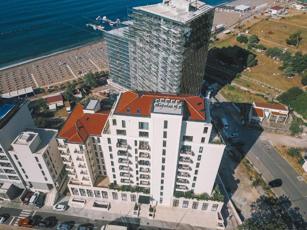 una vista aerea di un edificio alto vicino all'oceano di Casa Al Mare Premium Residences a Rafailovici