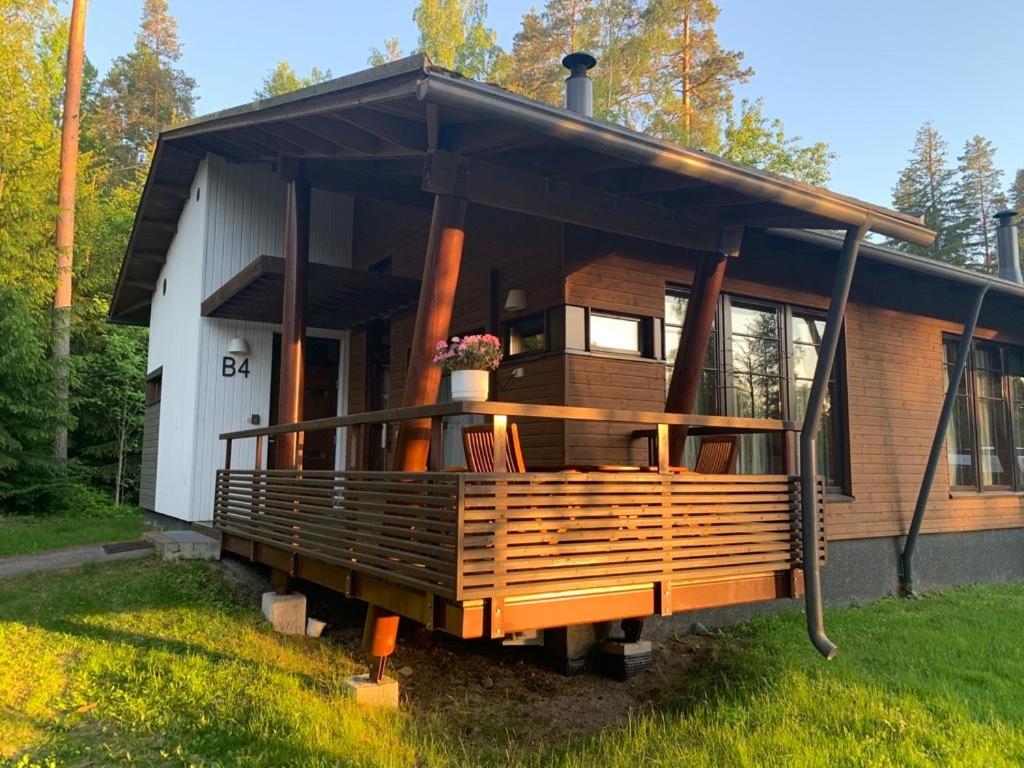 ein Haus mit einer großen Terrasse davor in der Unterkunft Imatra Spa & Golf Villa2 in Imatra