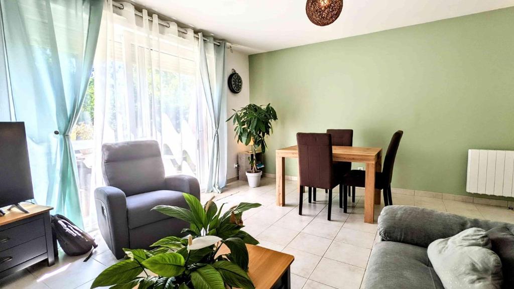 un salon avec un canapé et une table dans l'établissement Maison 2ch, 74m², tout équipée, parking, jardin, à Saint-Julien-les-Villas