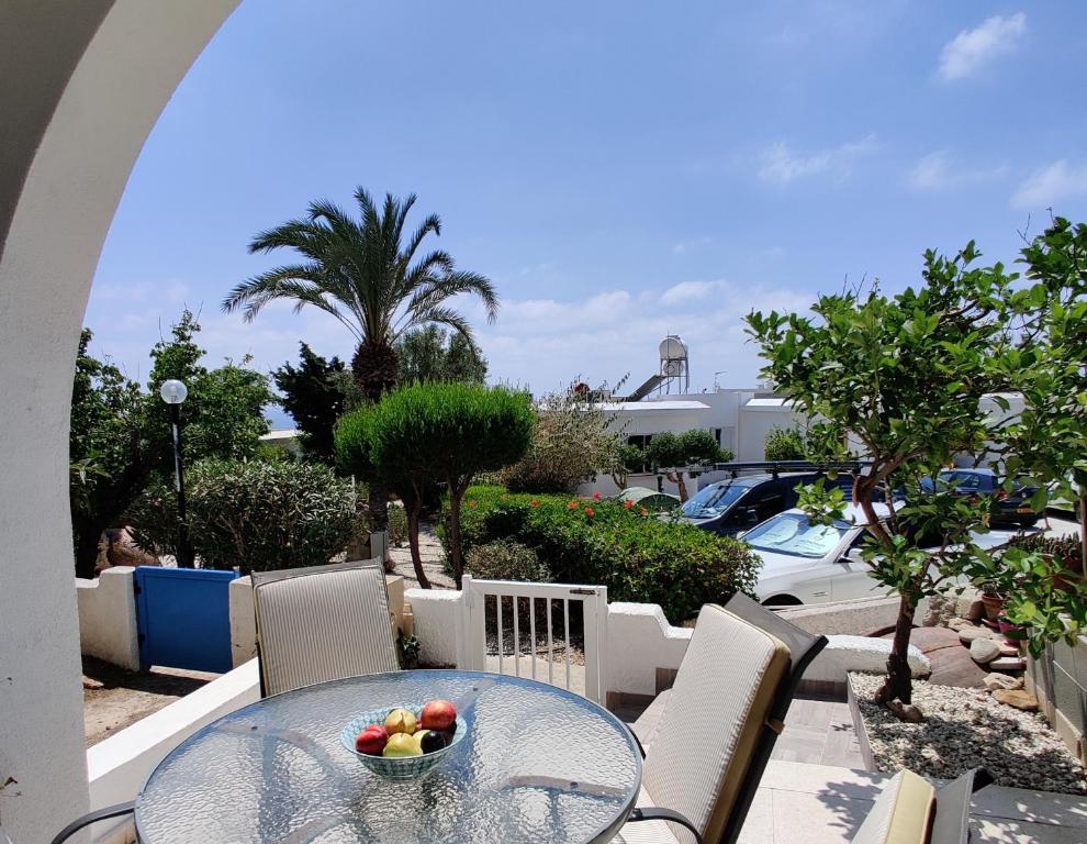 un cesto di frutta su un tavolo in vetro su un patio di Lovely 1-bedroom unit @ fabulous location a Paphos