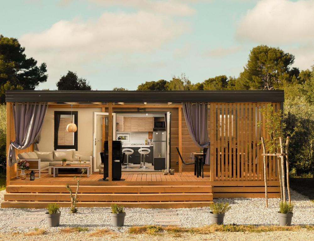 een tiny house met een keuken en een woonkamer bij Luxury home Alpha, pool, camp Volme - nearby Kamenjak in Banjole