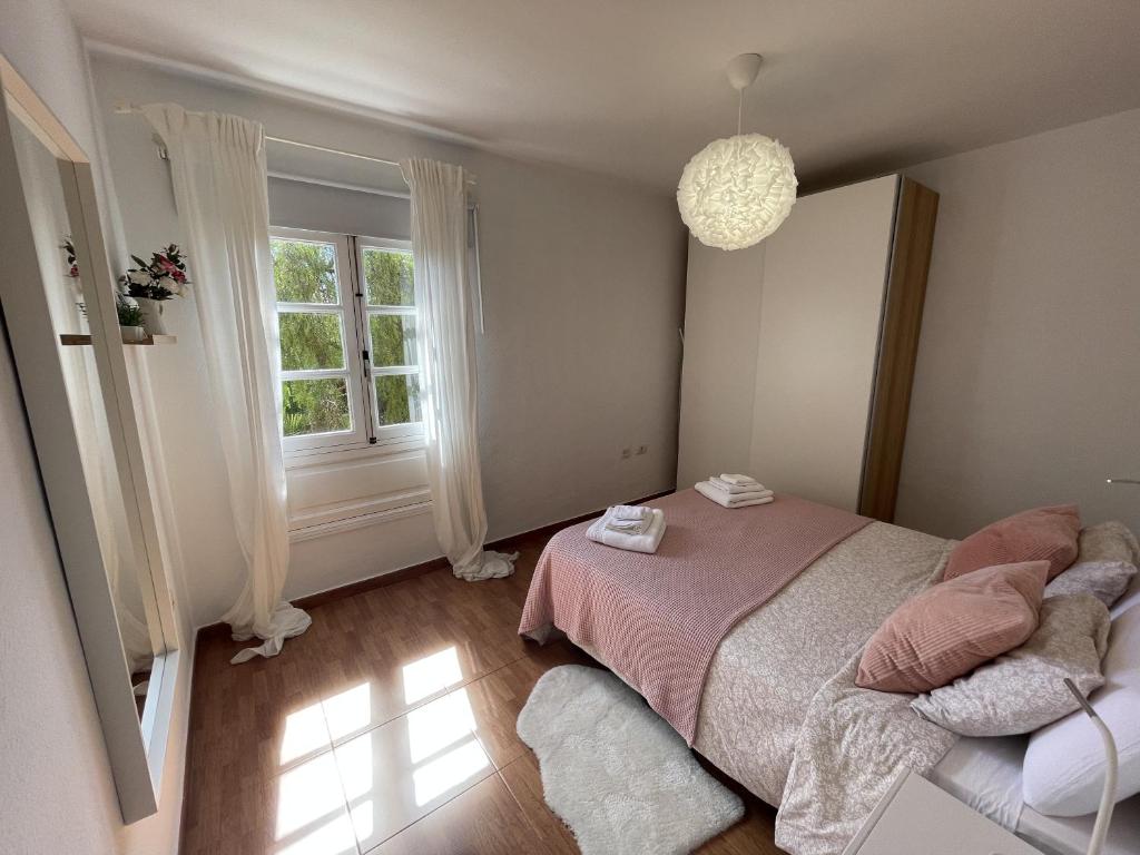 una camera con letto e finestra di Beautiful 3 Bd. Apartment in La Laguna City Centre a La Laguna