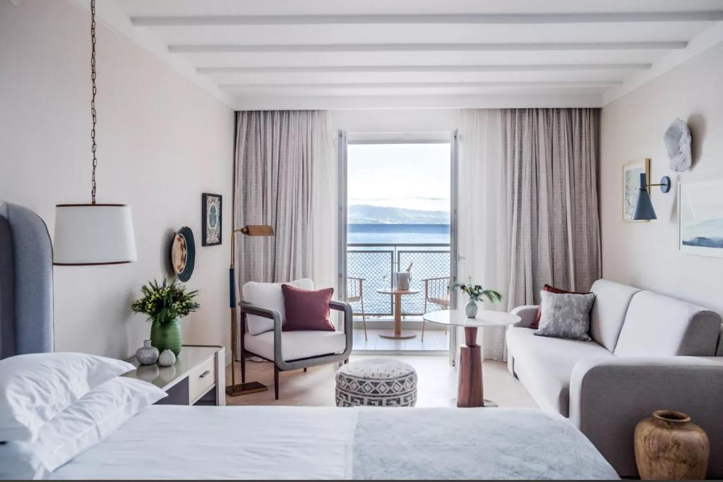 um quarto com uma cama e uma sala de estar em Amadria Park Grand Hotel 4 Opatijska Cvijeta em Opatija