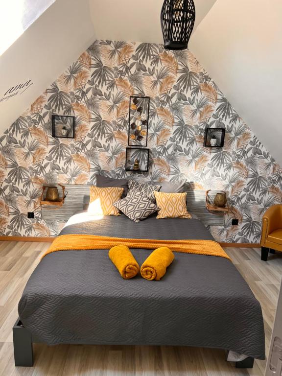 een slaapkamer met een groot bed met gele kussens bij Top House Les Perles 3 des Châteaux in Mer