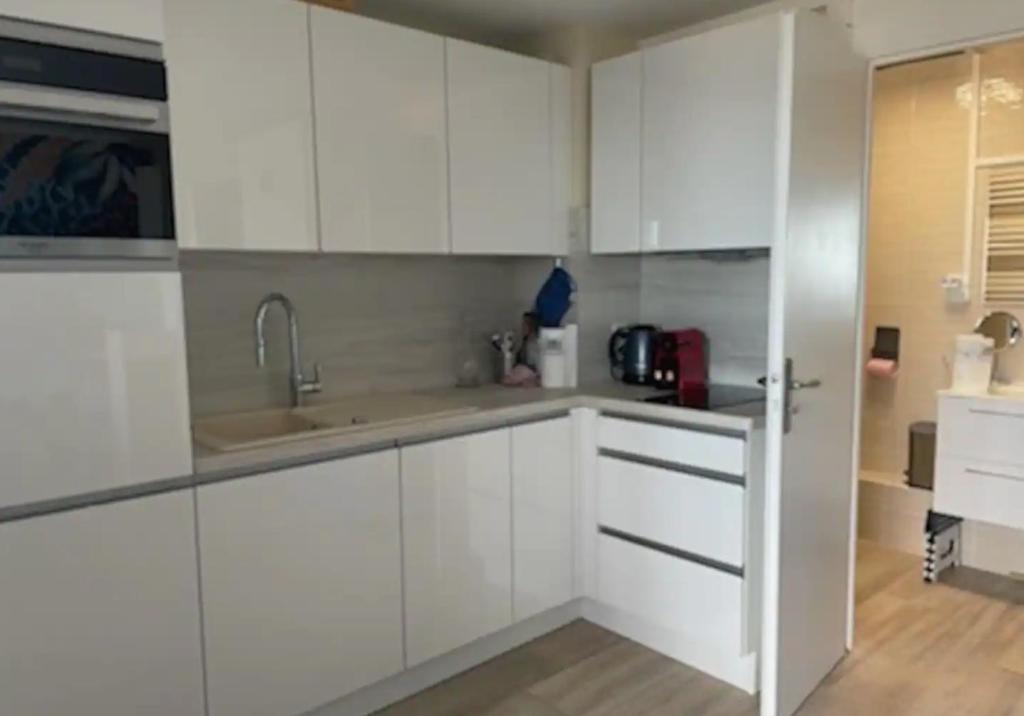 Kuchyňa alebo kuchynka v ubytovaní Appt T1 bis, terrasse face mer, rénové, climatisé