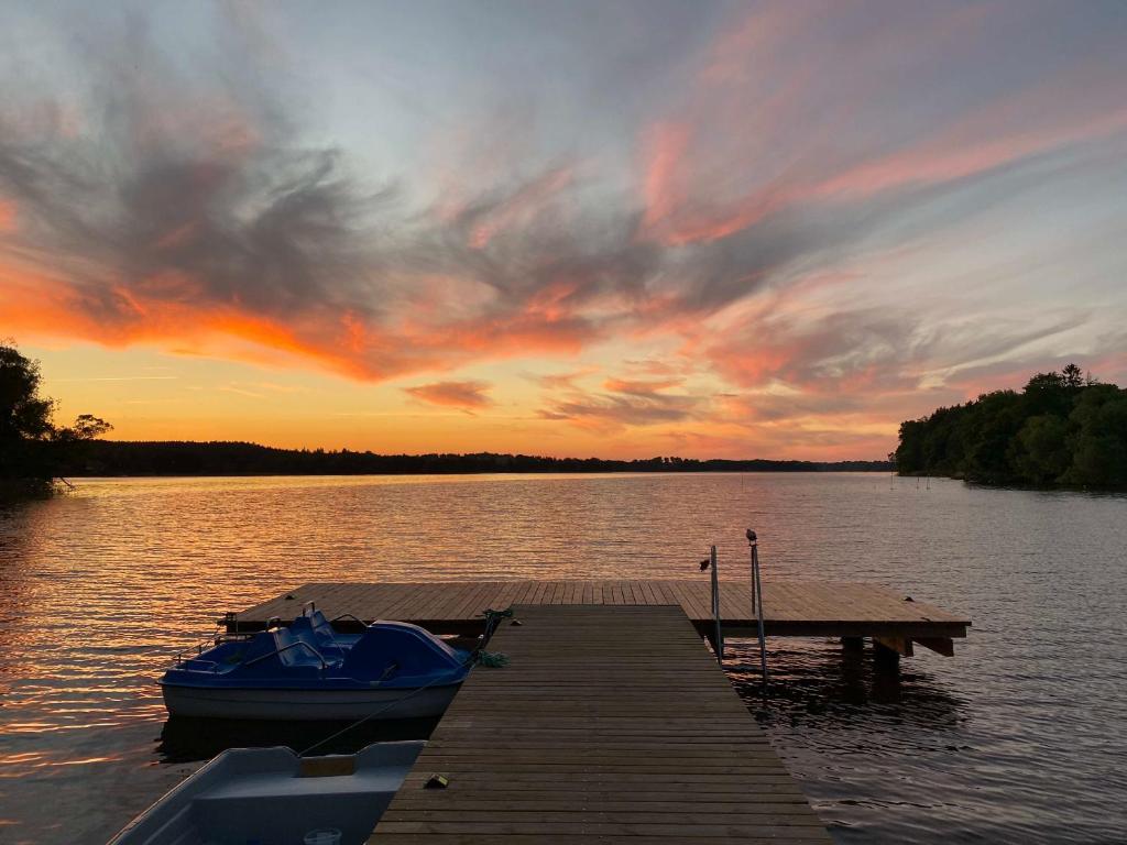 Go Mazury في مارونجوفو: مرسى القارب في مرسى على البحيرة