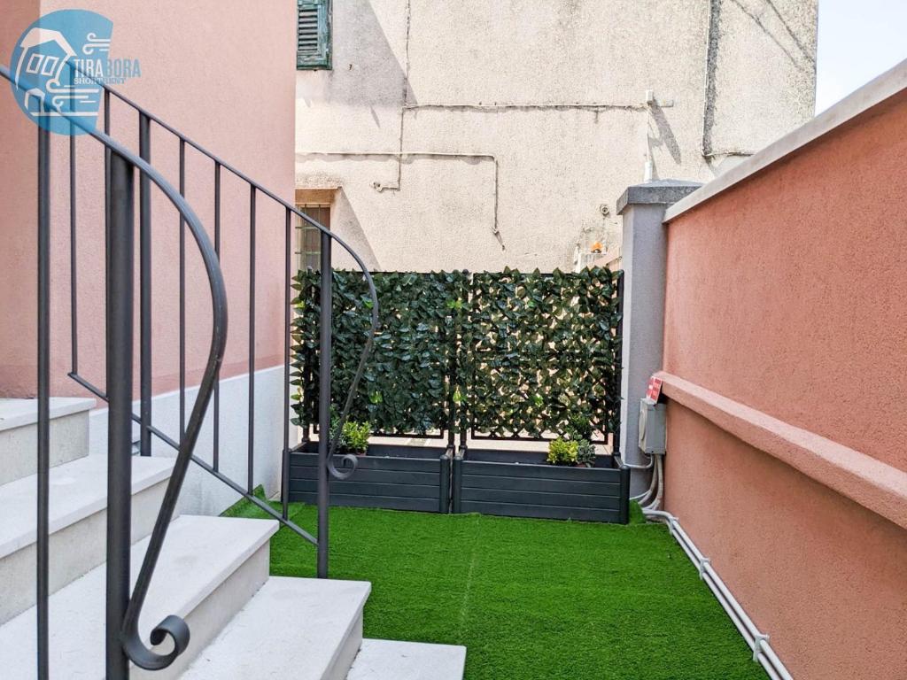 A garden outside Basovizza 3 Chanel Tirabora Short Rent