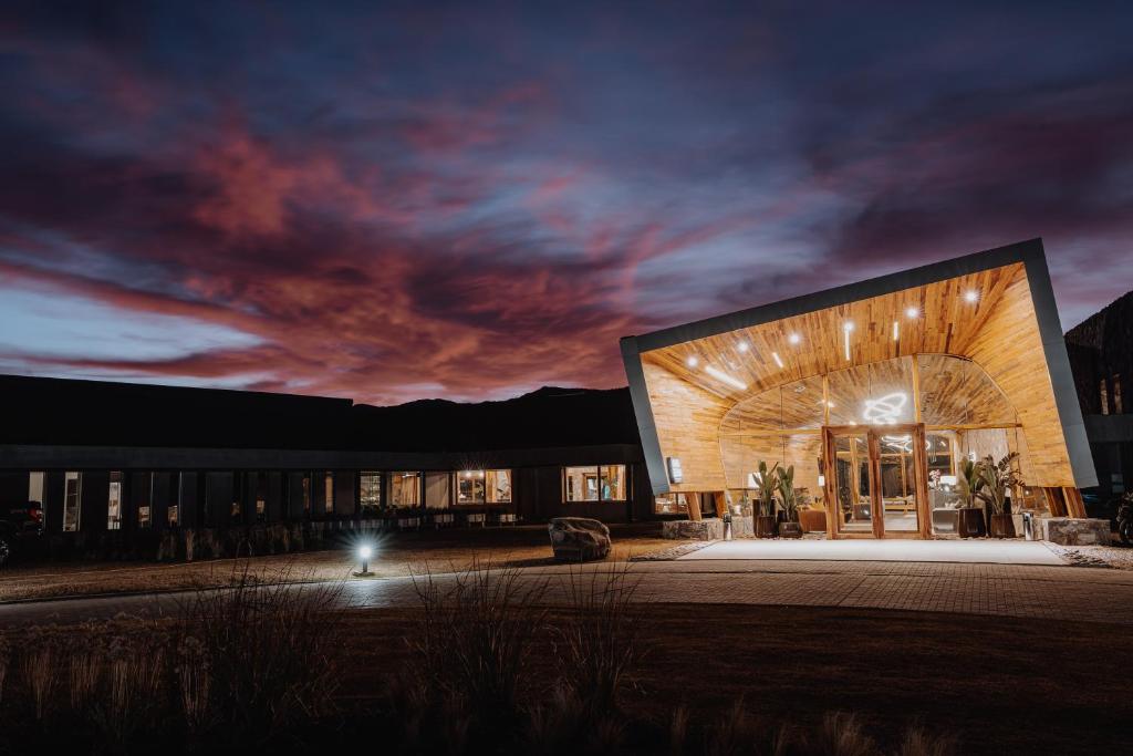 ein Gebäude in der Nacht mit wolkigem Himmel in der Unterkunft Böden Hotel & Spa by AKEN Soul in Villa General Belgrano