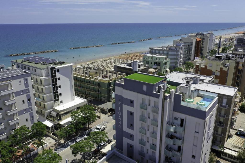een uitzicht over een stad met een strand en gebouwen bij Amadei Hotel Figaro & Apartments in Pesaro