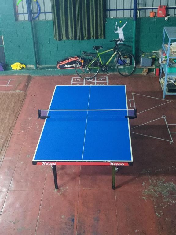 Stolní tenis v ubytování Vishnu Regency nebo okolí