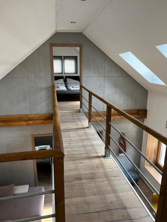 Una escalera que conduce a una habitación en una casa en Loft Pihenő és Wellness Ház, en Balatonfüred