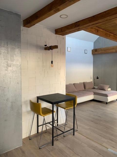 Posedenie v ubytovaní Loft Pihenő és Wellness Ház