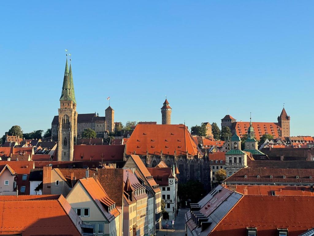 eine Luftansicht einer Stadt mit roten Dächern in der Unterkunft Messeapartment an der Altstadtmauer in Nürnberg