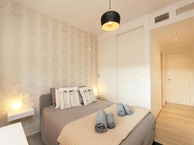 Postel nebo postele na pokoji v ubytování 2 bedroom Penthouse with a private 360 rooftop terrace with sea and mountain views