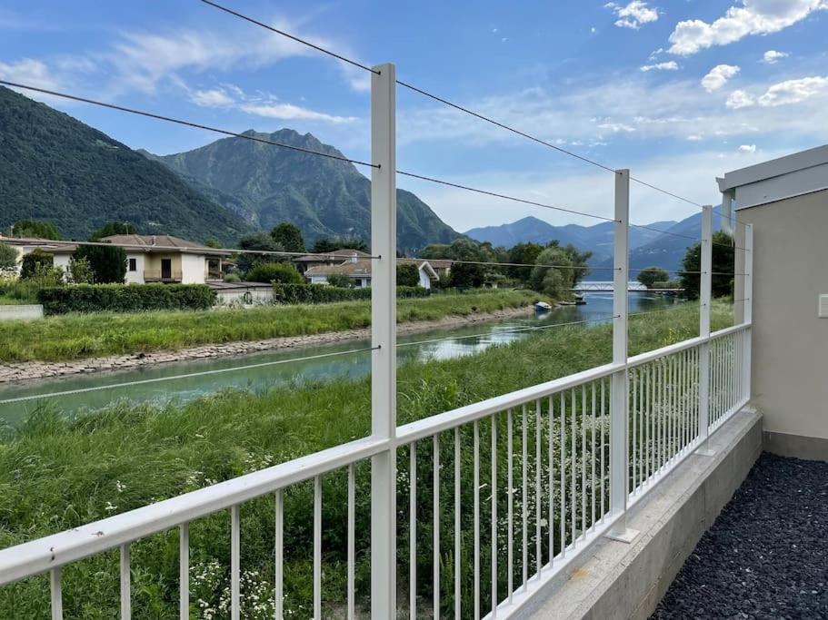 einen Balkon mit Blick auf den Fluss und die Berge in der Unterkunft A Casa di Febe - a Pisogne sul lago d'Iseo in Pisogne