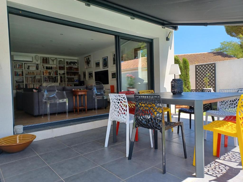 Zdjęcie z galerii obiektu CAP'NOMAD La Villa Nomade avec piscine proche plage Location du samedi au samedi w Cap d'Agde