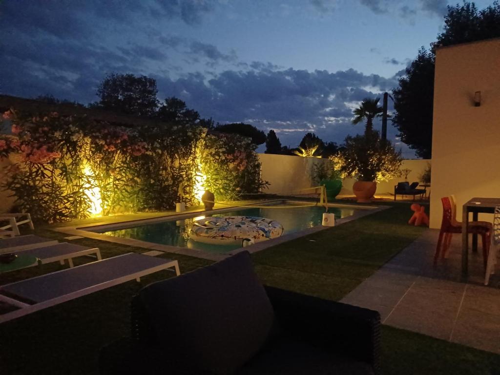 Zdjęcie z galerii obiektu CAP'NOMAD La Villa Nomade avec piscine proche plage Location du samedi au samedi w Cap d'Agde