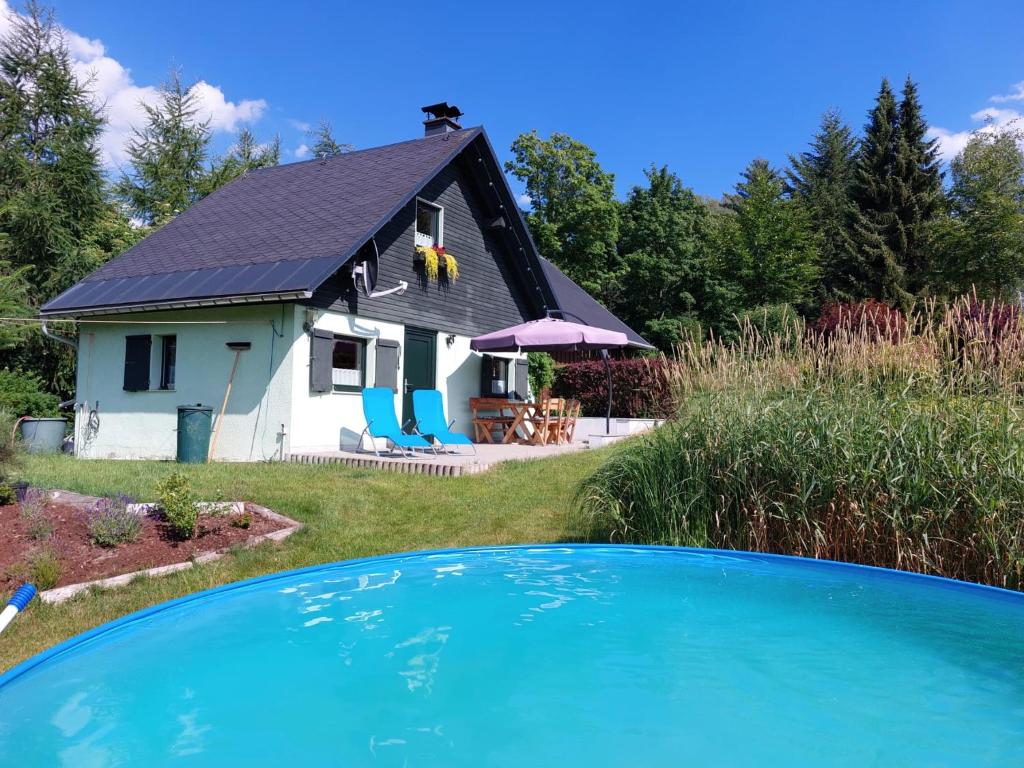 una casa con piscina frente a ella en Ferienhaus Elke, en Kurort Altenberg