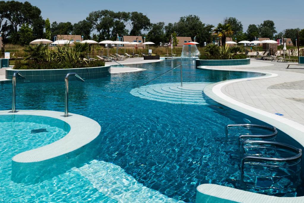 Basen w obiekcie Marina Azzurra Resort lub w pobliżu