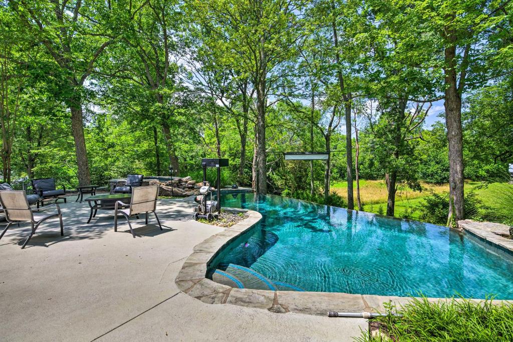 een zwembad in een achtertuin met een tafel en stoelen bij White Horse Farm with Hot Tub on 41 Acres! in Franklin