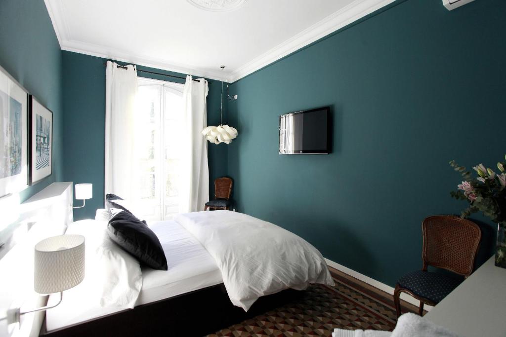 a bedroom with a bed and a blue wall at Close to Passeig de Gracia in Barcelona