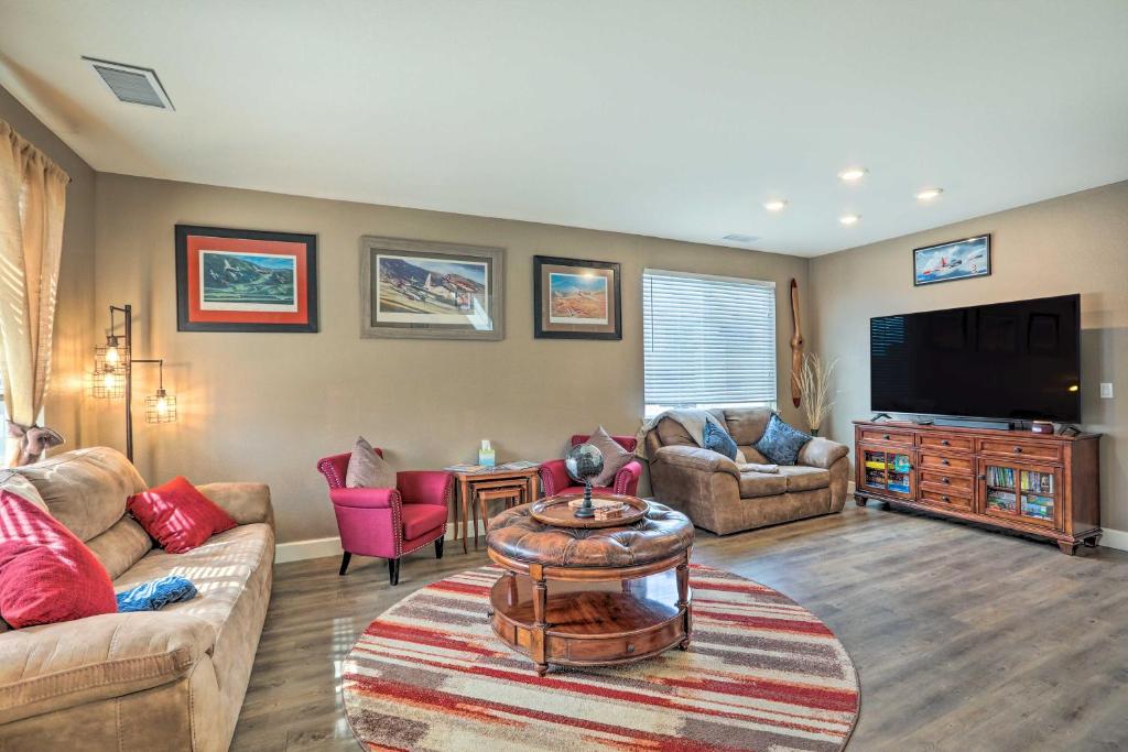 ein Wohnzimmer mit Sofa und Fernseher in der Unterkunft Air Racing Decor, Hot Tub Sparks Home! in Sparks