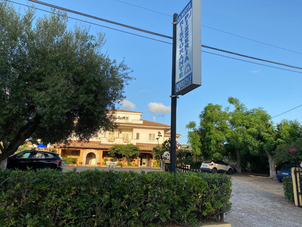 ein Straßenschild vor einem Gebäude in der Unterkunft La notte - capo vaticano in San Nicolò