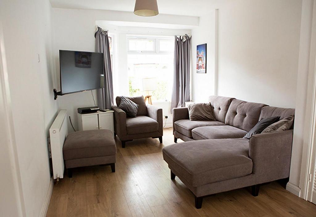 Cheerful 2 Bedroom House with Patio and Home Office, Belfast (updated