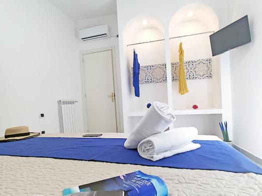 sypialnia z dwoma łóżkami i ręcznikami w obiekcie Maison Clemi w Sorrento