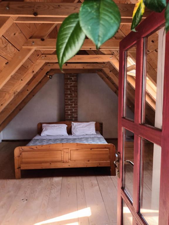 Кровать или кровати в номере Apartman Latin 2