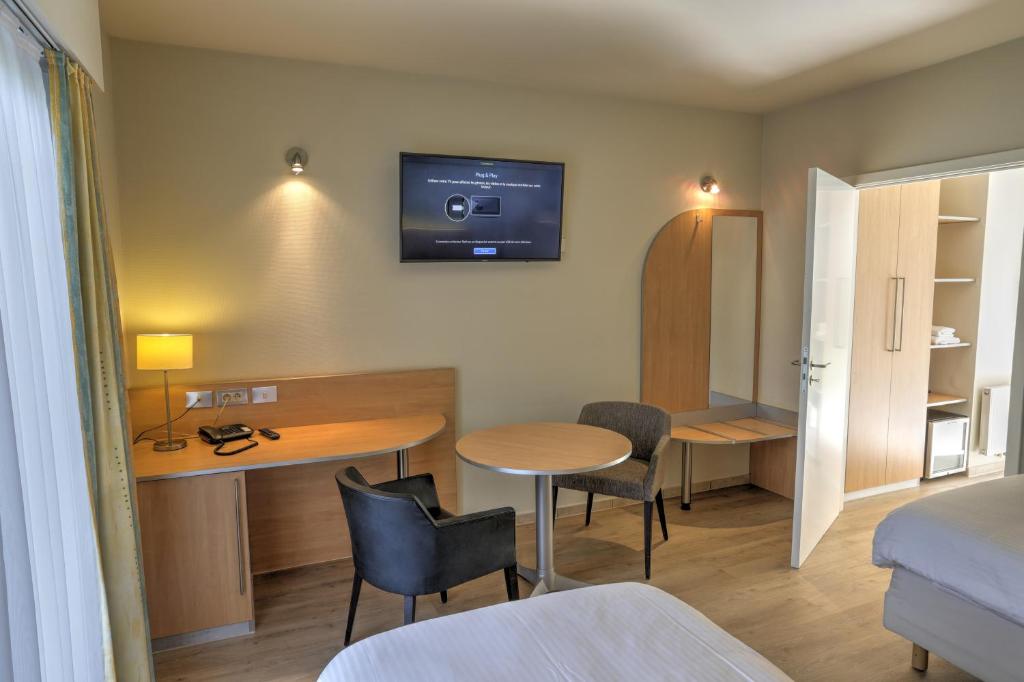 TV a/nebo společenská místnost v ubytování Auberge du Vieux Cedre, Enghien-Belgique