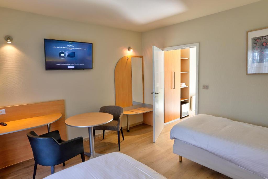 Postel nebo postele na pokoji v ubytování Auberge du Vieux Cedre, Enghien-Belgique