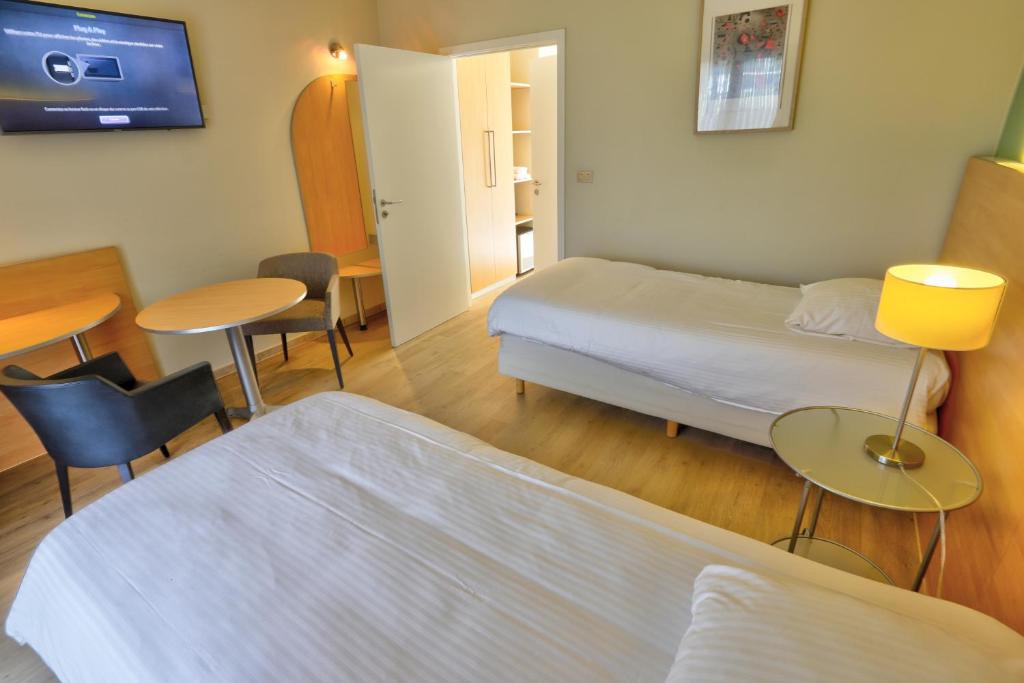 Postel nebo postele na pokoji v ubytování Auberge du Vieux Cedre, Enghien-Belgique