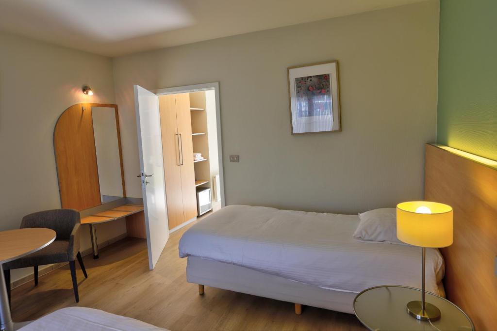 Postel nebo postele na pokoji v ubytování Auberge du Vieux Cedre, Enghien-Belgique