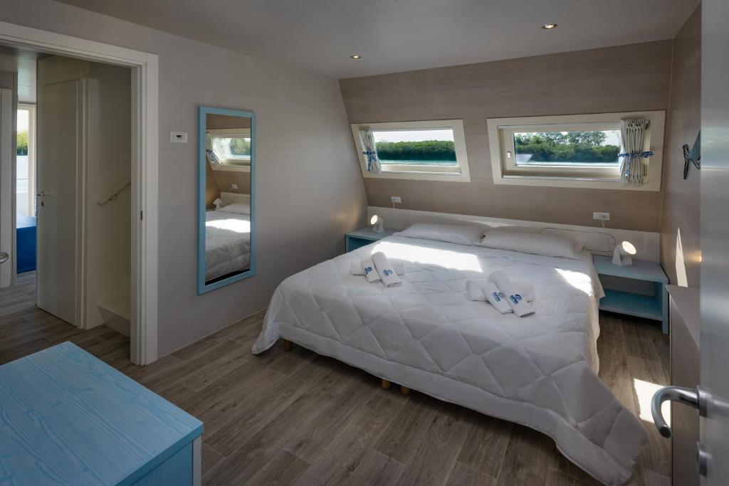 Łóżko lub łóżka w pokoju w obiekcie Marina Azzurra Resort