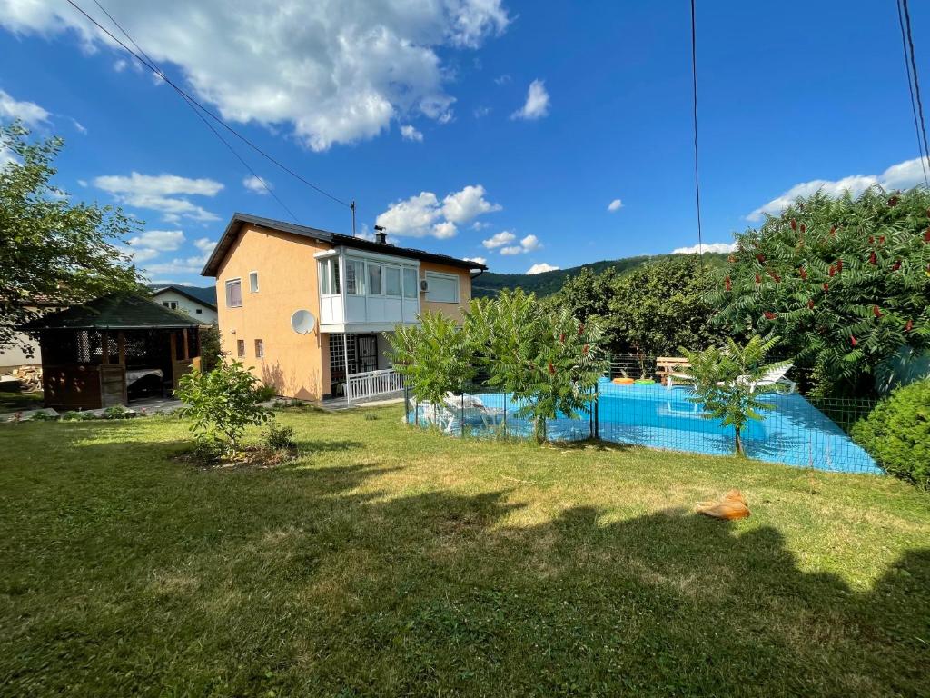 塞拉耶佛的住宿－Pool Villa Sarajevo，庭院中带游泳池的房子
