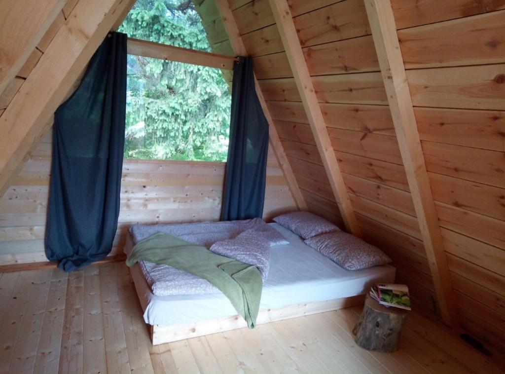 En eller flere senge i et værelse på Hillside Bio Glamping